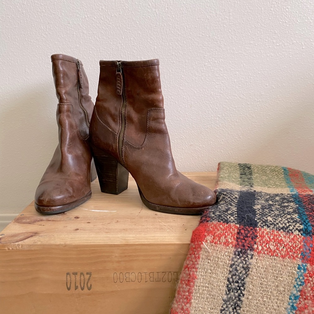Frye Patty Artisan Zip Bootie sz 9